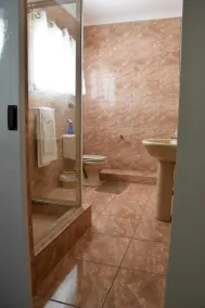 34onlincoln Guesthouse - Image 2