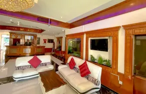 New Penninsula Hotel - Image 2