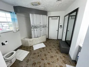 Charming tuck away waterfront home - Image 4
