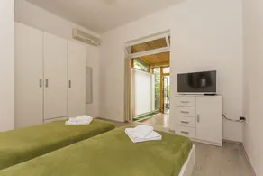 Studio Leon-Sara with shaded patio and garden view - Image 4