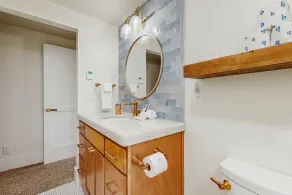Lovely home with mountainview, fireplace, tennis, skiing, & washer/dryer - Image 3