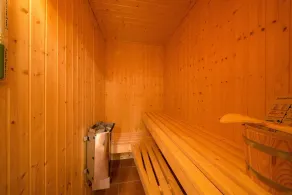 Top-ferienhaus am Deich mit Terrasse am Wasser, Balkon, Sauna, Kamin & Hot Tub - Image 2
