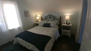 Charmig Blue Bungalow Downtown Historic Montrose - Image 3