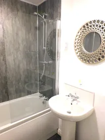 Newly refurbished 1 bed Apt in Hamilton Close to station and local amenities - Image 2