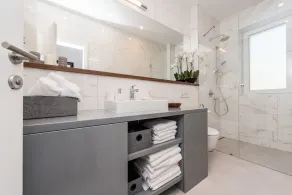 2 bedroom seaside apartment with complimentary garage - Image 2