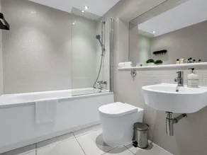Grand Two Bedroom Apartment in Canary Wharf by MySquare - Image 3