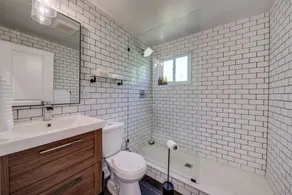 Lakeside Escape 3-Bedroom Bungalow with a Hot Tub - Image 2