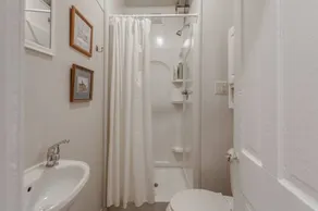 RETREAT on the CREEK - Businees Travelor or Weekend Getaway. HISTORIC DISTRICT. - Image 3
