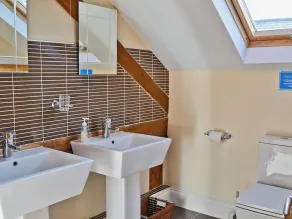 4 bedroom accommodation in Alvechurch - Image 3