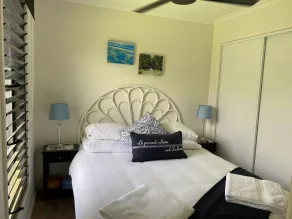 Stylish guesthouse short bush walk to beautiful swim beach. - Image 4