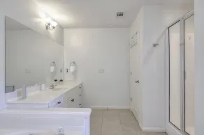 Spacious and Luxurious Townhouse 3B/2.5B in a quiet neighborhood - Image 4