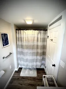 Huge 2700 square foot-4 Bedroom Home with Free parking - Image 4