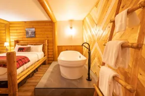 Baker Creek | Jacuzzi Suite - Image 3