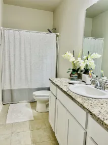 Varona's Paradise: Stunning New Luxury Home - Image 5