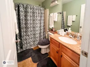 4BR Home with calif king bed Sleeps 10, Gym near Airport - Image 2