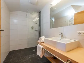 Stone pine suite, shower and bath, toilet, half board, short - Hotel Lindenhof - Image 2