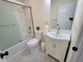 Serene upstairs apt. Walk to town, train, & beach ferry! Off-street parking. - Image 4