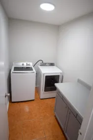 Cozy and Spacious 3 Bedroom Home in Sugarland - Image 2