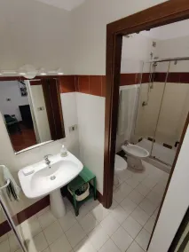 Spacious apartment in seafront condo - Image 4