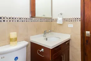 Kinsgton Modern Duplex Apartment with Pool - Image 4