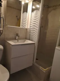 Joli Appartement Avec Chambre Séparée et Grande Loggia à 200m de la Plage - Image 2