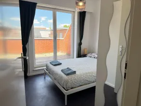 Apartment in Antwerp With Garden View - Image 3