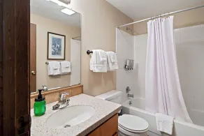 Trapper 8: Cozy 4-Bedroom Condo, 1 Minute to Yellowstone, perfect for 8 guests. - Image 3