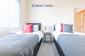 Fully Furnished 3BR House in Manchester | Free Wifi & Parking | Near City Centre - Image 4
