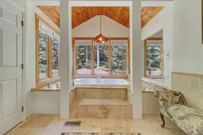 Angel Bear Chalet- Private Lake/Beach/Sauna/Hot Tub/Gym/Firepit/Float Trampoline - Image 4