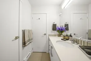 Modern yet comfy 3 bed suite in Surrey - Image 3