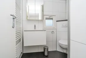 Njut av en modern inredd chalet som ligger i utkanten av parken med fri utsikt. N - Image 3