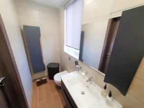 Modern 3 bedroom apartment centrally located - Image 5