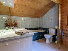 Chalet chaleureux avec terrasse, proche forêt et sentier, à 15 km des stations de ski de Gérardmer - Image 5