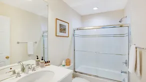 Ny lista: 4000 \"Classic Cedar Home, Airy & Open Escape w / Outdoor Oasis omgiven av Tall Oaks - Image 4