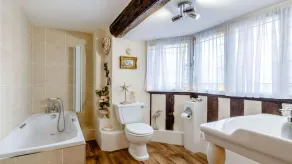 Grade II* listed holiday home with off-street parking and an open-plan garden - Middle Gable - Image 3