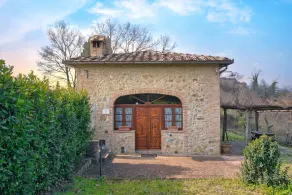 37 km. westlich von Siena entfernt liegt dieses kleine Landhaus, das erst kürzlich renoviert wurde u - Image 4