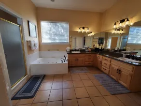 Gorgeous private suite in ranch home with full kitchen/laundry and Jacuzzi tub! - Image 2