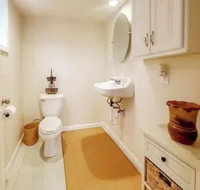 Entire tri-level home with a king master and patio - Image 5