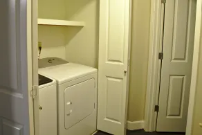 Spacious condo in downtown Bellevue - Image 2