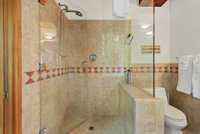 Stylish, Private, Sunny Spot close to Everything - Excellent Location! - Image 5