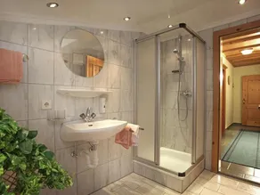 Doppelzimmer mit Dusche, WC #5 - Gästehaus - Pension Hölzl - Image 4