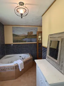 Augusta Woods - In-ground pool, peaceful setting, tasteful décor - Image 3