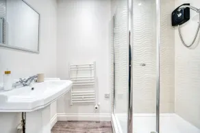 Stunning 2 Bed by the City Centre & Bute Park - Image 3