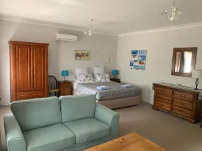 Self contained fully equipped 1 bedroomed studio on exclusive rural estate. - Image 2
