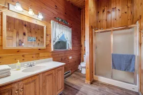 Spacious 8BD/7BA lodge Beltzville Lake, firepit, kayaks, pet-friendly, Poconos - Image 5