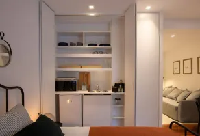 Phaedrus Living: City Centre Luxury Flat Mavromichali - Image 5