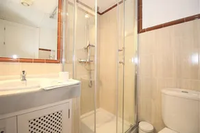 Appartement spacieux au rez-de-chaussée avec clima, Proche de la plage, des piscines et de la ville - Image 3