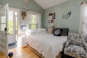 Charming Pine Point OOB Beach Cottage Tiny House, Steps away from the beach - Image 5