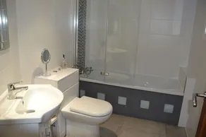 Willow Tree 1 bed Apartment - Stayseekers - Image 2