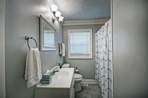 *King* Bed House in the Heart of Jackson - Image 3